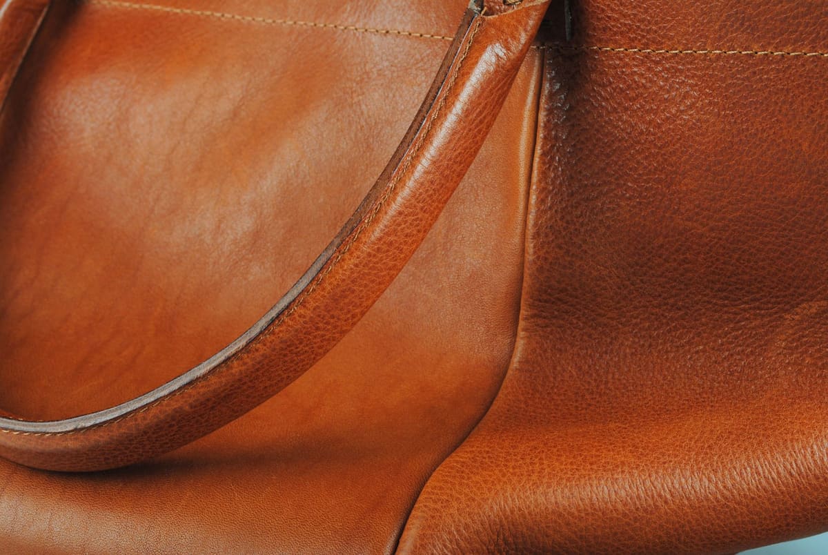 Bolsa estruturada em couro caramelo