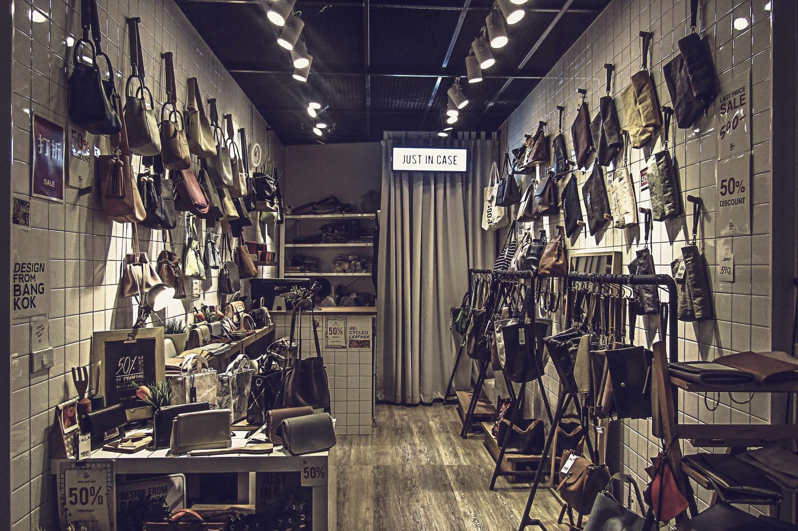 Vitrine da DM Moda com bolsas de couro em tons de caramelo e preto